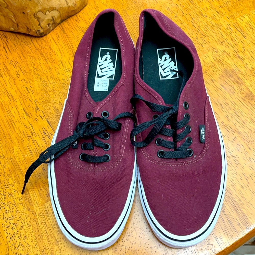 Men’s Vans tennis shoes. Size 10.5 great condition